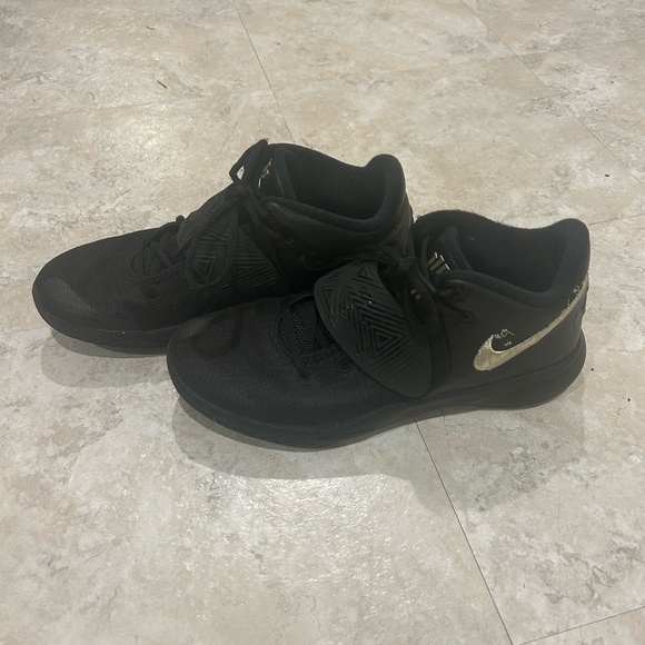 Men’s Nike Kyrie Flytrap 3 basketball shoes size 9 - Picture 4 of 5